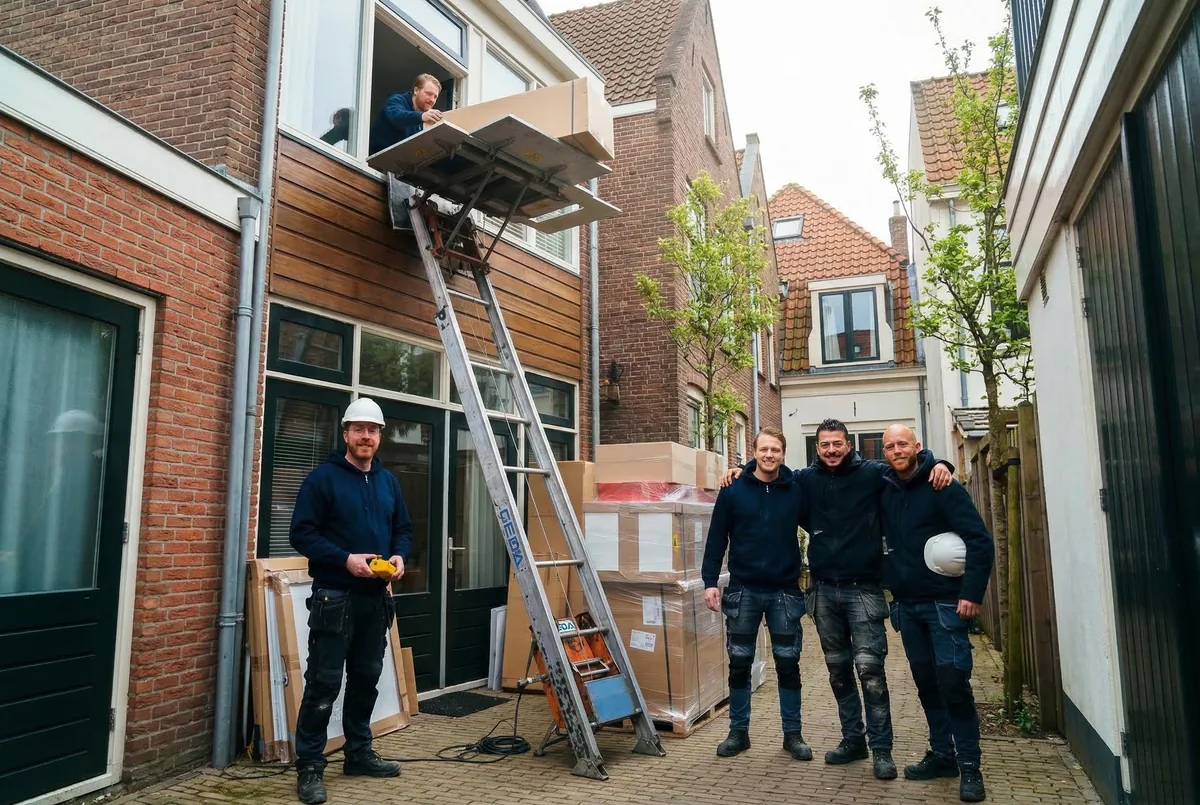Team met gedalift bij verhuizing in Breda