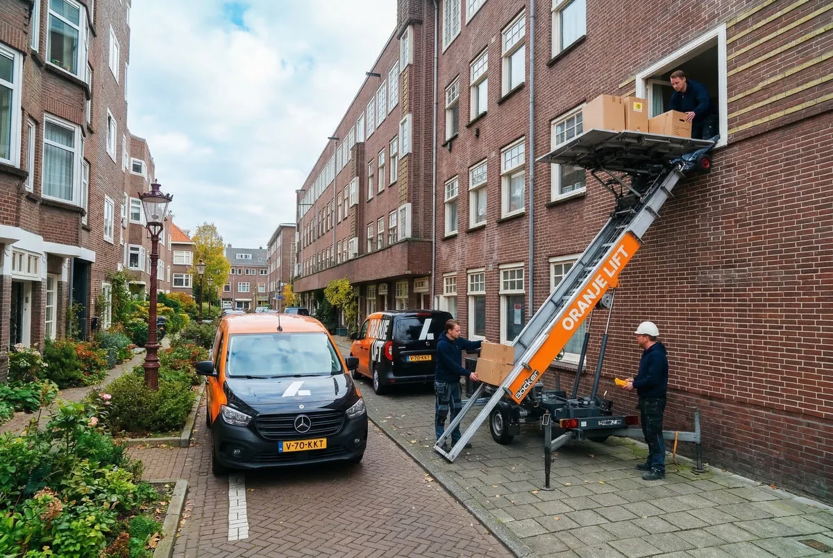 Aanhangerlift geplaatst in een smalle straat in Breda